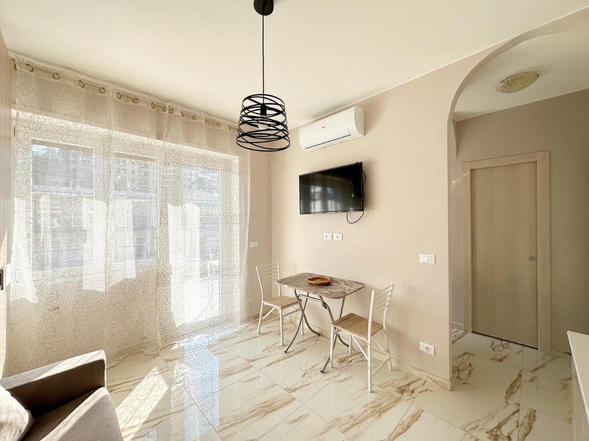 Apartament Wh - Un Posto Al Sole - Attico Monolocale Con Parcheggio Gratuito - 5 Minuti Dal Centro - Wifi San Remo Zewnętrze zdjęcie