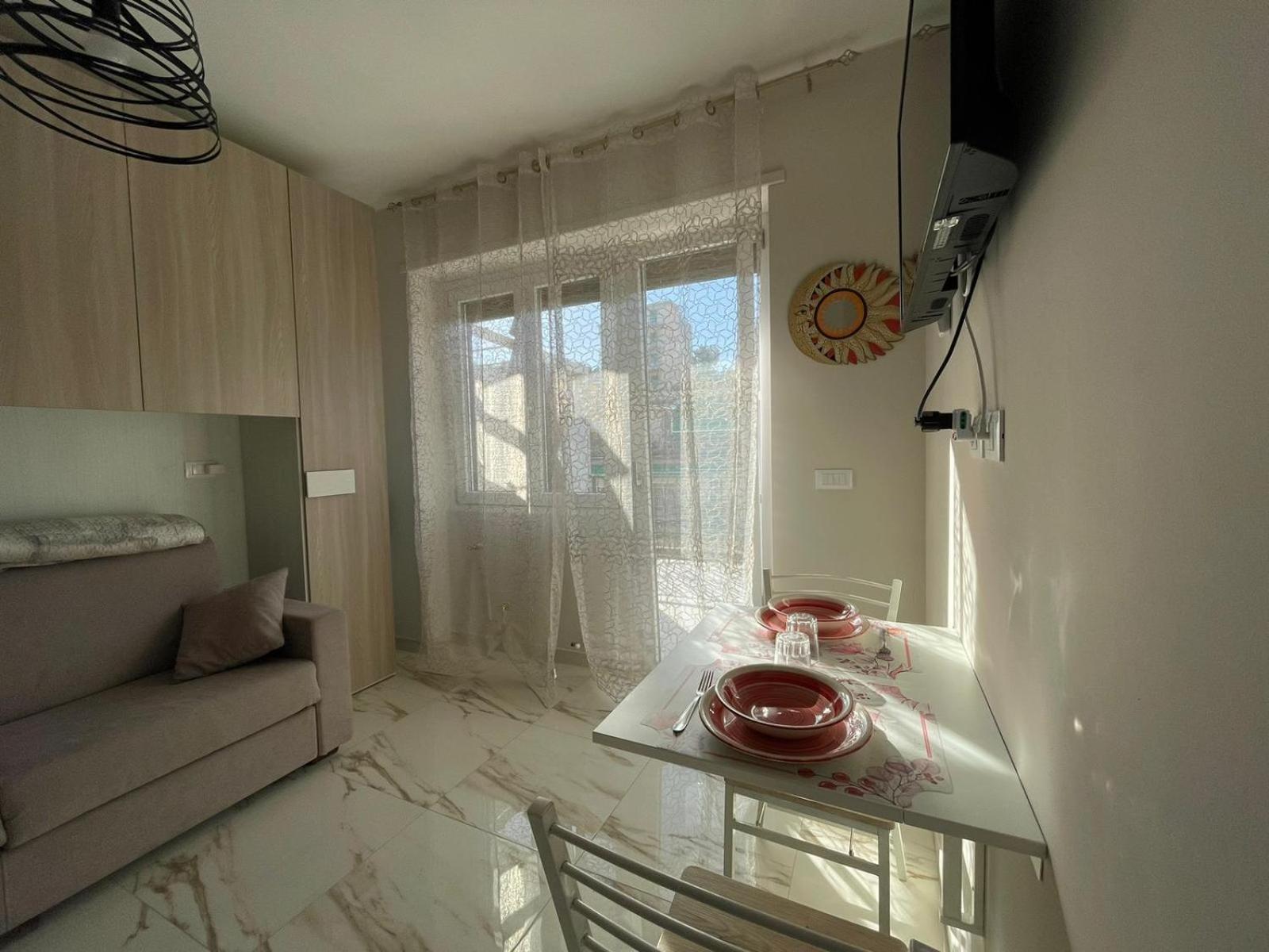 Apartament Wh - Un Posto Al Sole - Attico Monolocale Con Parcheggio Gratuito - 5 Minuti Dal Centro - Wifi San Remo Zewnętrze zdjęcie